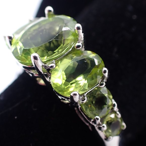 Lenox Jewelry - Vintage .925 Silver and Green Peridot 7 Stone Ring.